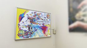 弊社踊り場 内照式ポスターのアイキャッチ画像